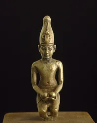 Statuette de roi à la couronne blanche offrant deux bols de vin